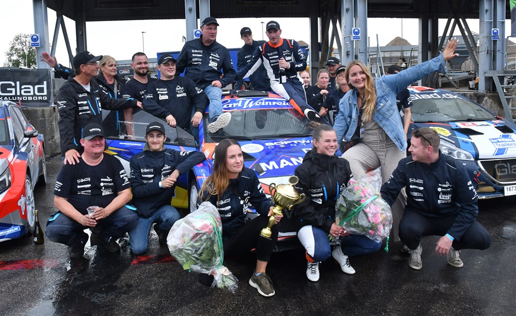 Team Vallentin Rallysport samlet omkring dagens totalvinder.
(Foto: Morten Dam)